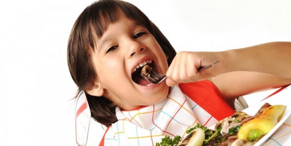l'enfant mange des légumes au régime avec une pancréatite