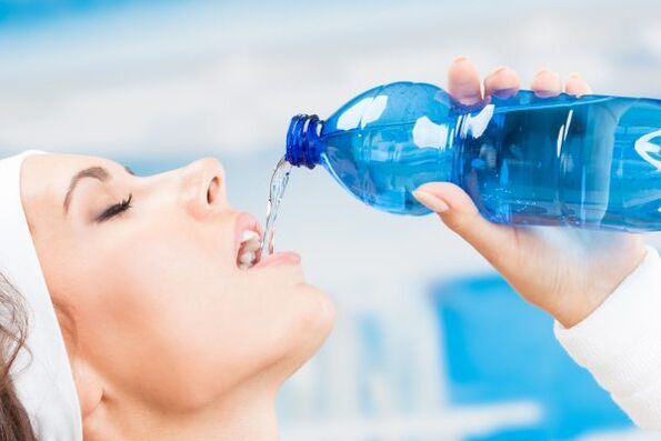 Vous pouvez vous débarrasser de 5 kg d’excès de poids en une semaine en buvant beaucoup d’eau
